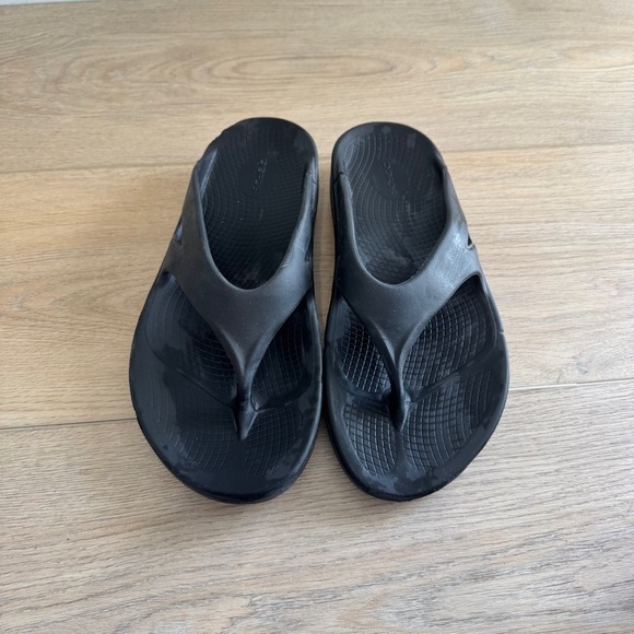 Oofos Black Thong Recovery Sandals Size 11 - Picture 1 of 6